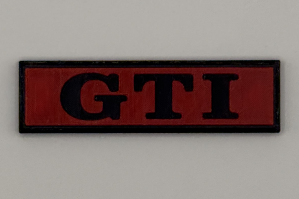 VW Schriftzug zum Aufkleben im 16V-Style – Schwarz/Rot – für Golf 2, Tuning & Klassiker